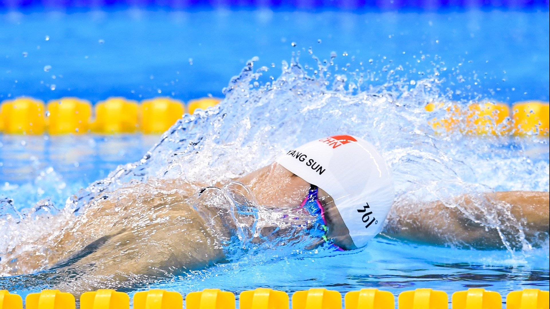 世界青年游泳比赛中国队多人摘金，世界青年游泳记录