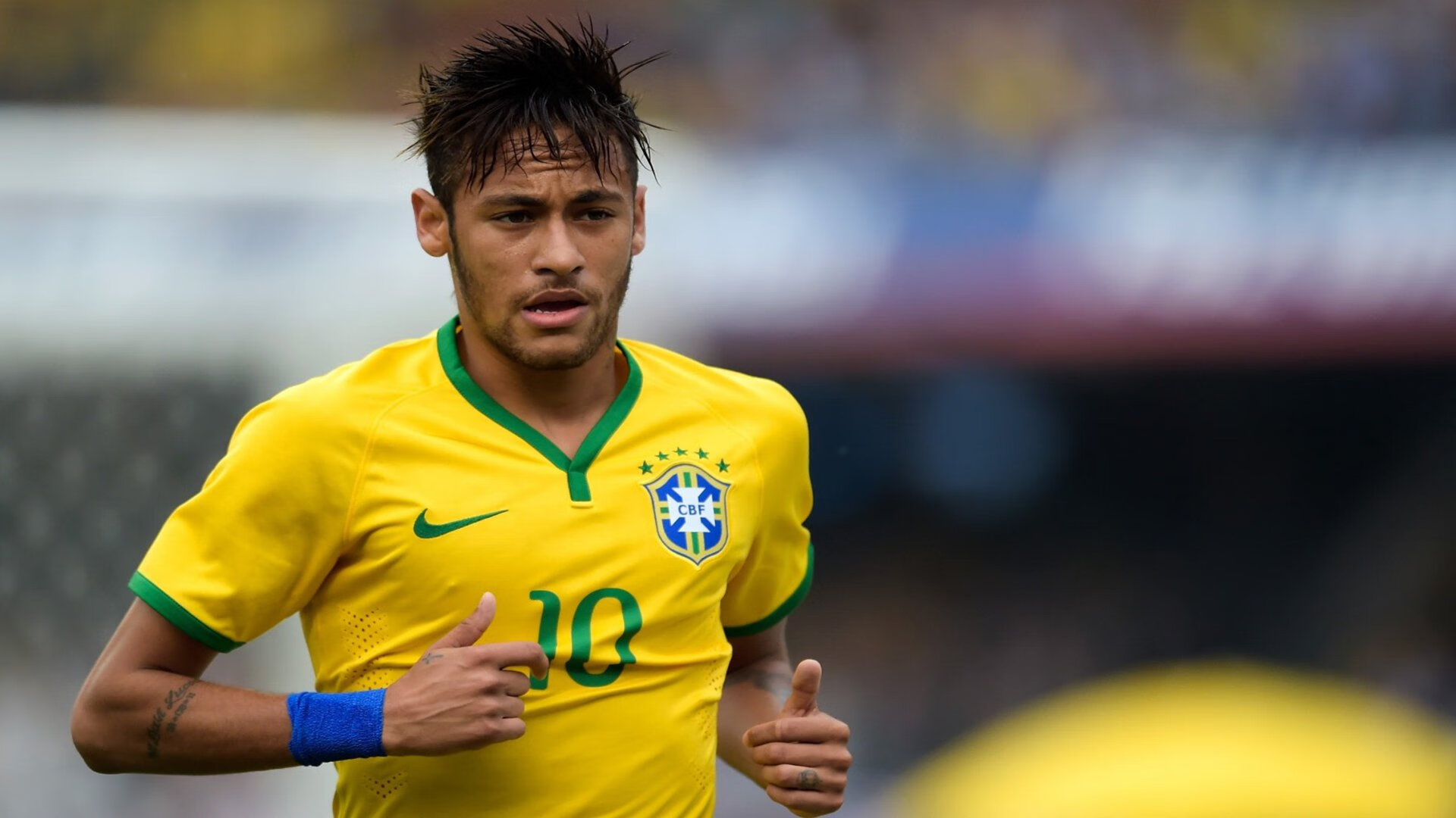 足球青年联赛引入防摔装备保障安全，青年足球队